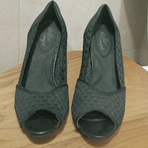 Black shoes weaving pattern